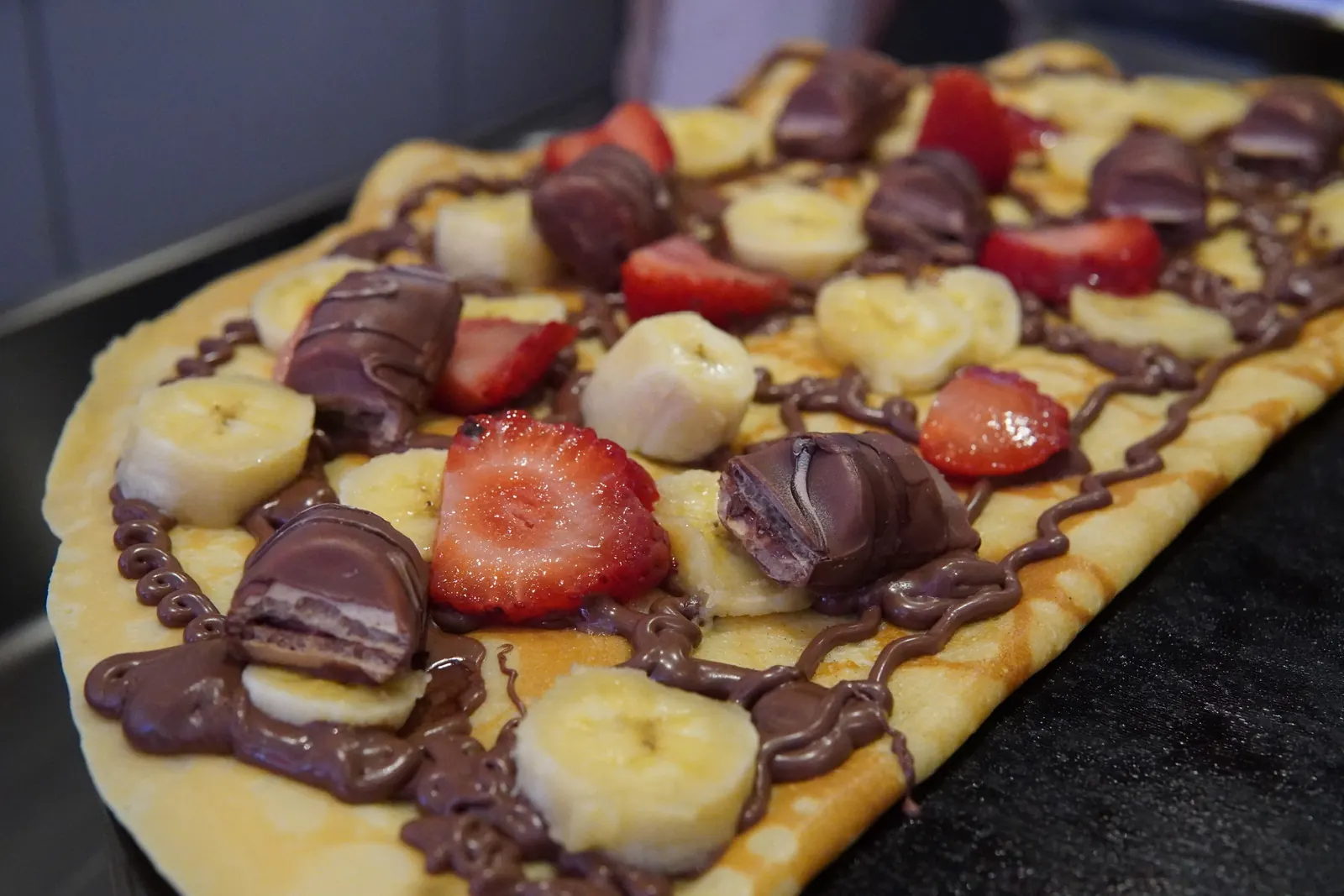 Crêpe Popular de Caprice con Nutella, plátano, fresa y Kinder Bueno